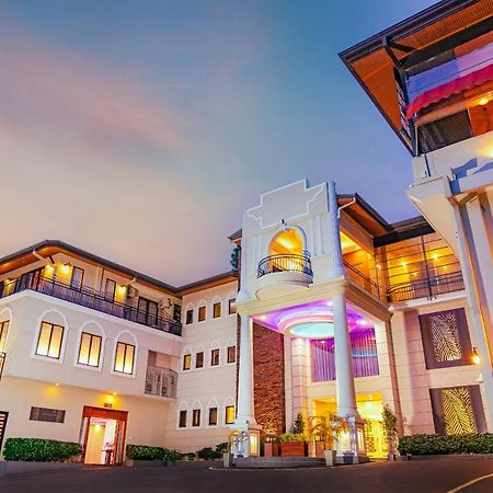 Royal Classic Resort Kandy Buitenkant foto